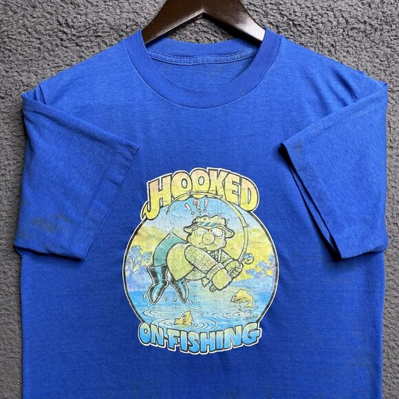 Vintage 80s HOOKED ON FISHING CARTOON FUNNY ANGLER FISHERMAN t-shirt Medium - Picture 1 of 16
